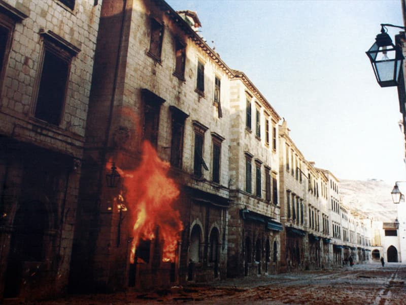 炎上するドブロブニク旧市街の建物